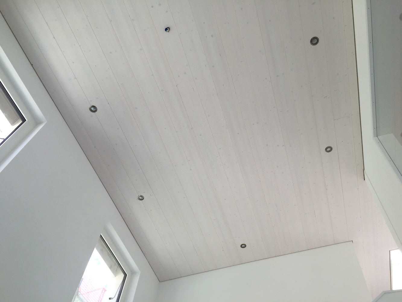 lambris mur et plafond en lamelles de bois et éclairage intégré