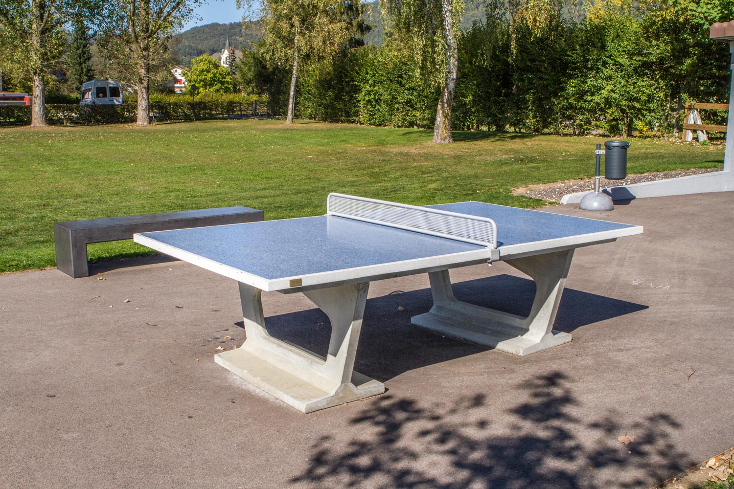 La table de ping-pong en béton est remplacée par une table en